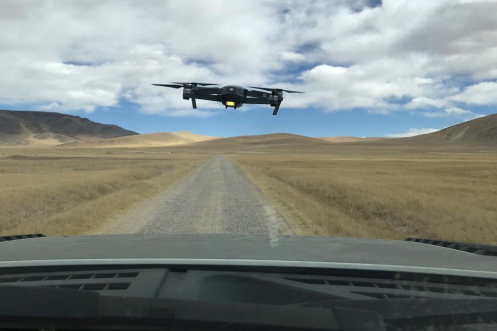 上海电子包装管看华为无人机跟拍行驶车辆更清晰